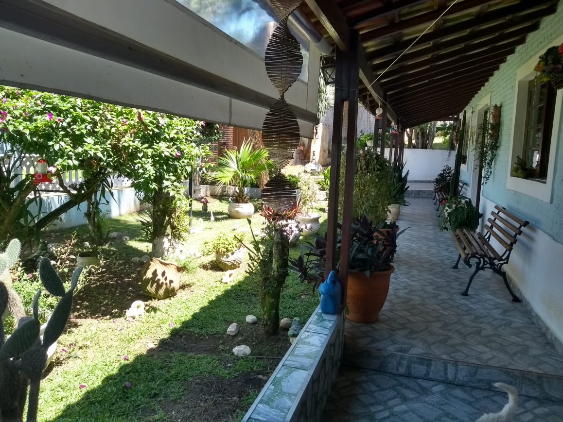 Imagem de area de lazer, com bancos e plantas ornamentais